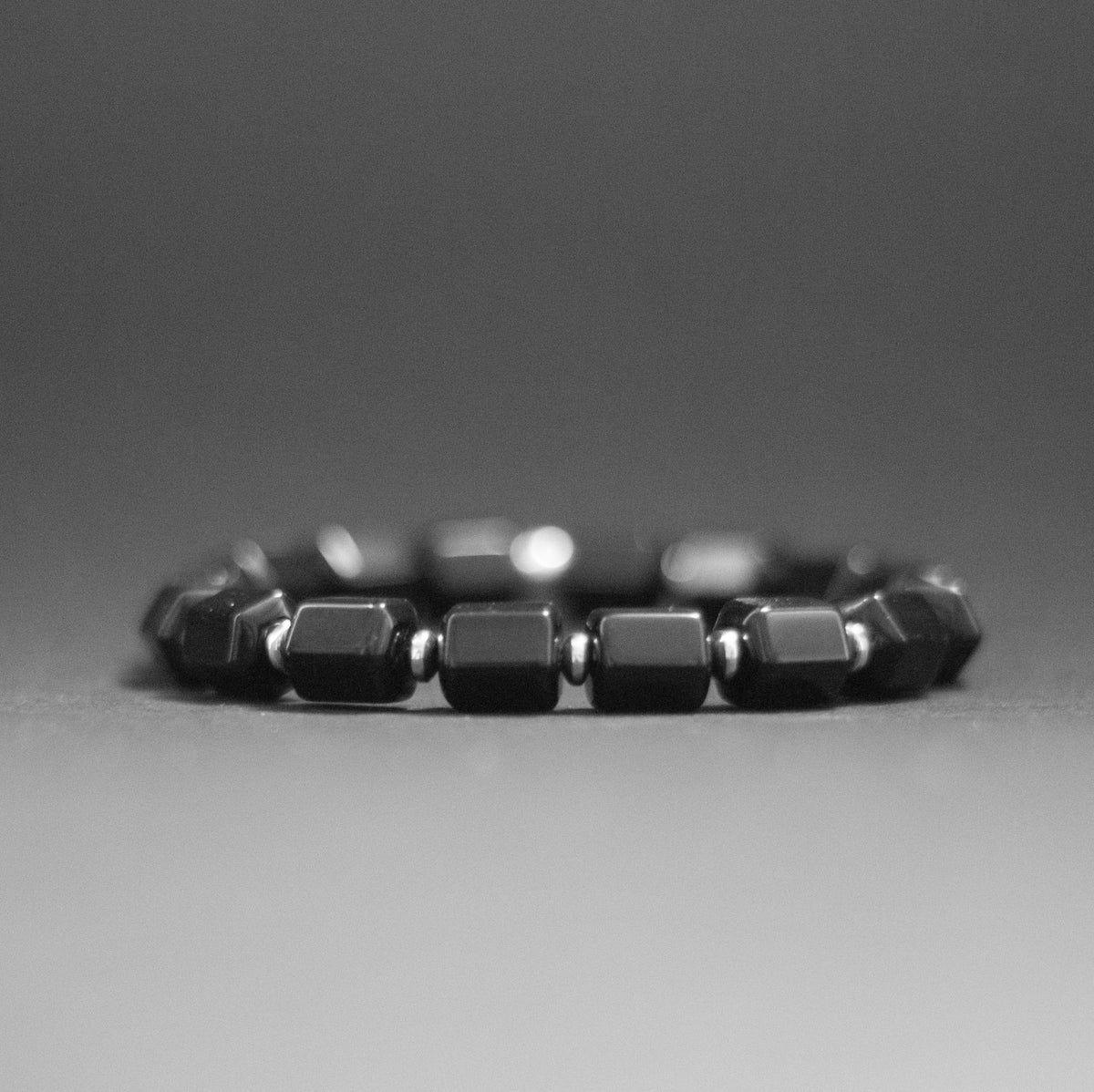 Onyx and Hematite Bracelet 8mm – Hexa Earth collection - Aquarius Stones