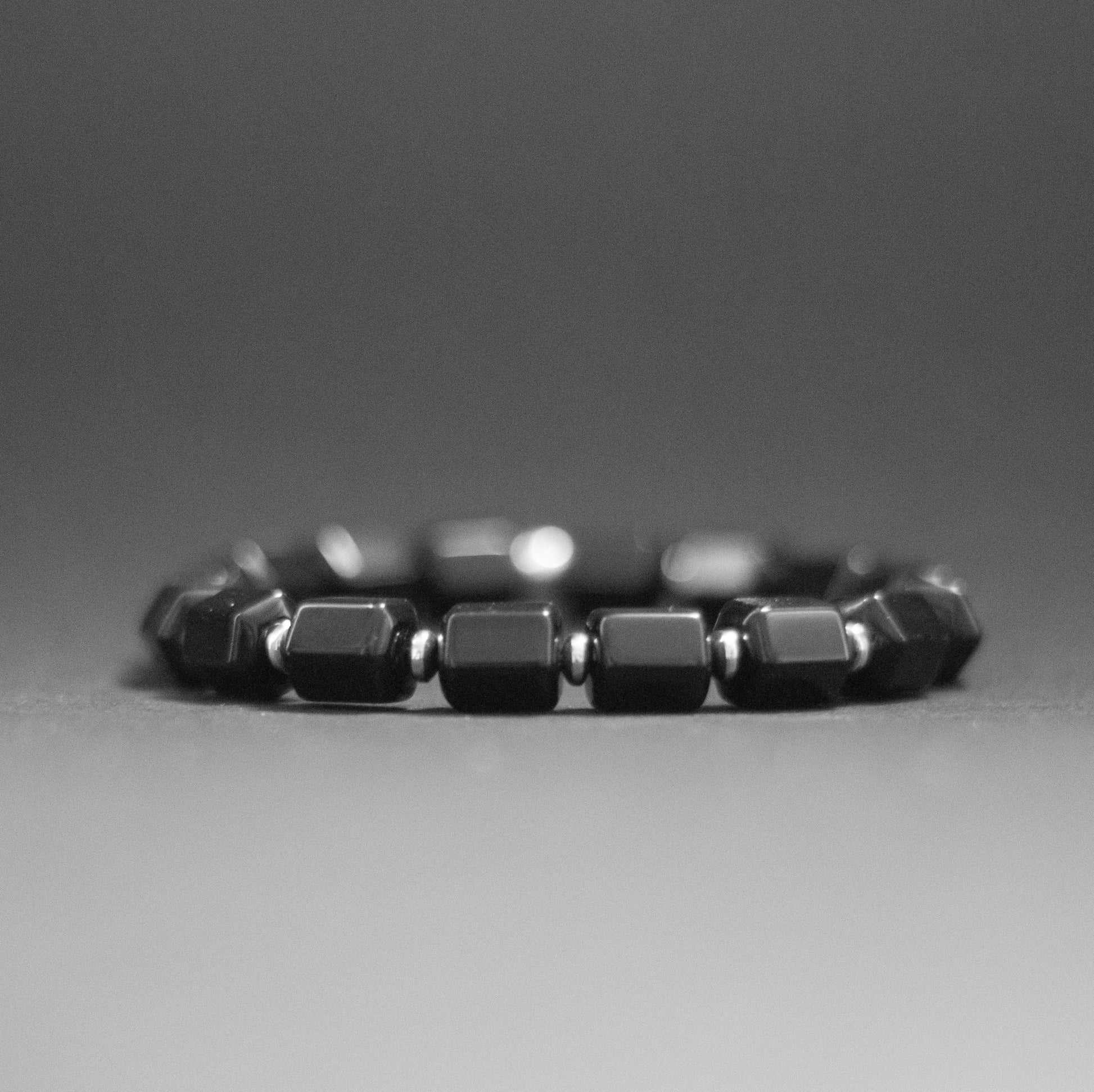 Onyx and Hematite Bracelet 8mm – Hexa Earth collection - Aquarius Stones